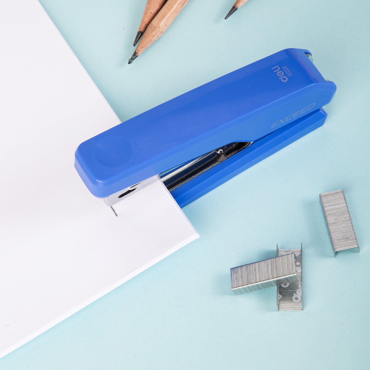 Deli W0229A Office Stapler Set (Color May Vary)