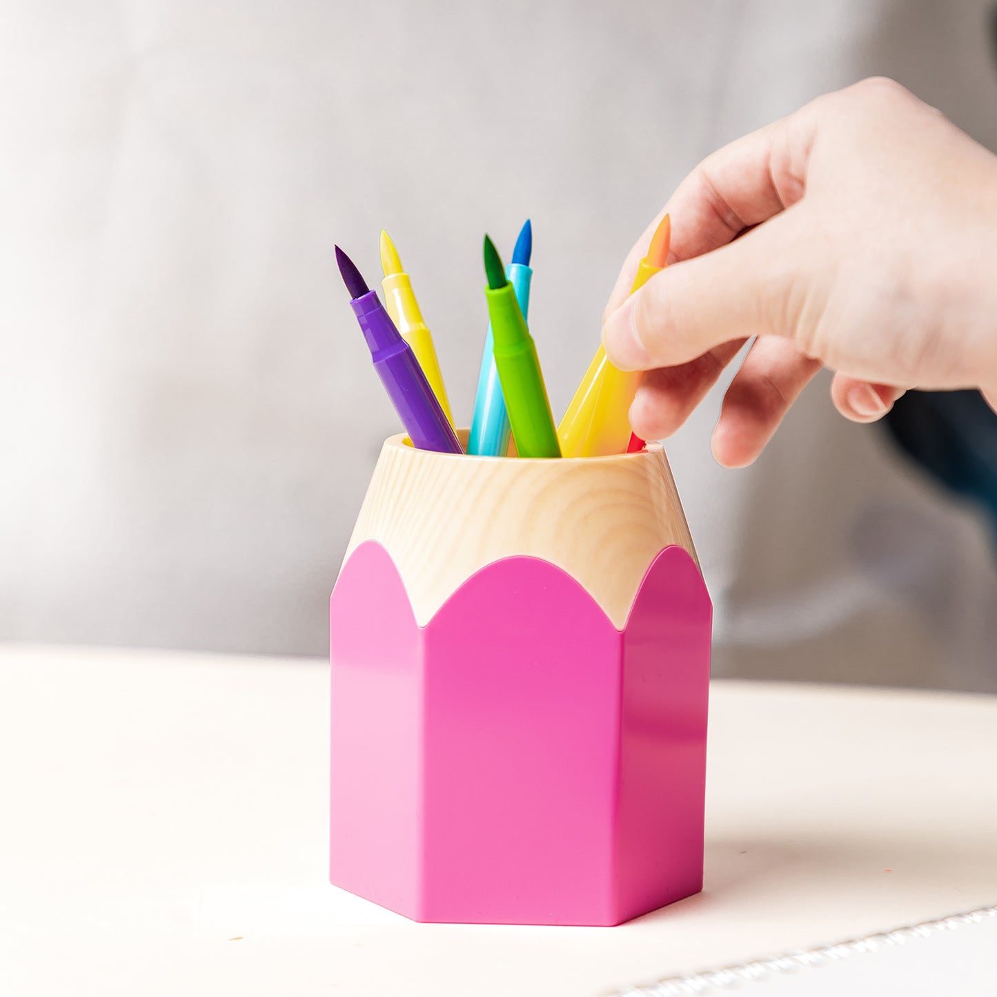 Deli W9145 Cartoon Pen Stand (Pack of 1, Color May Vary)