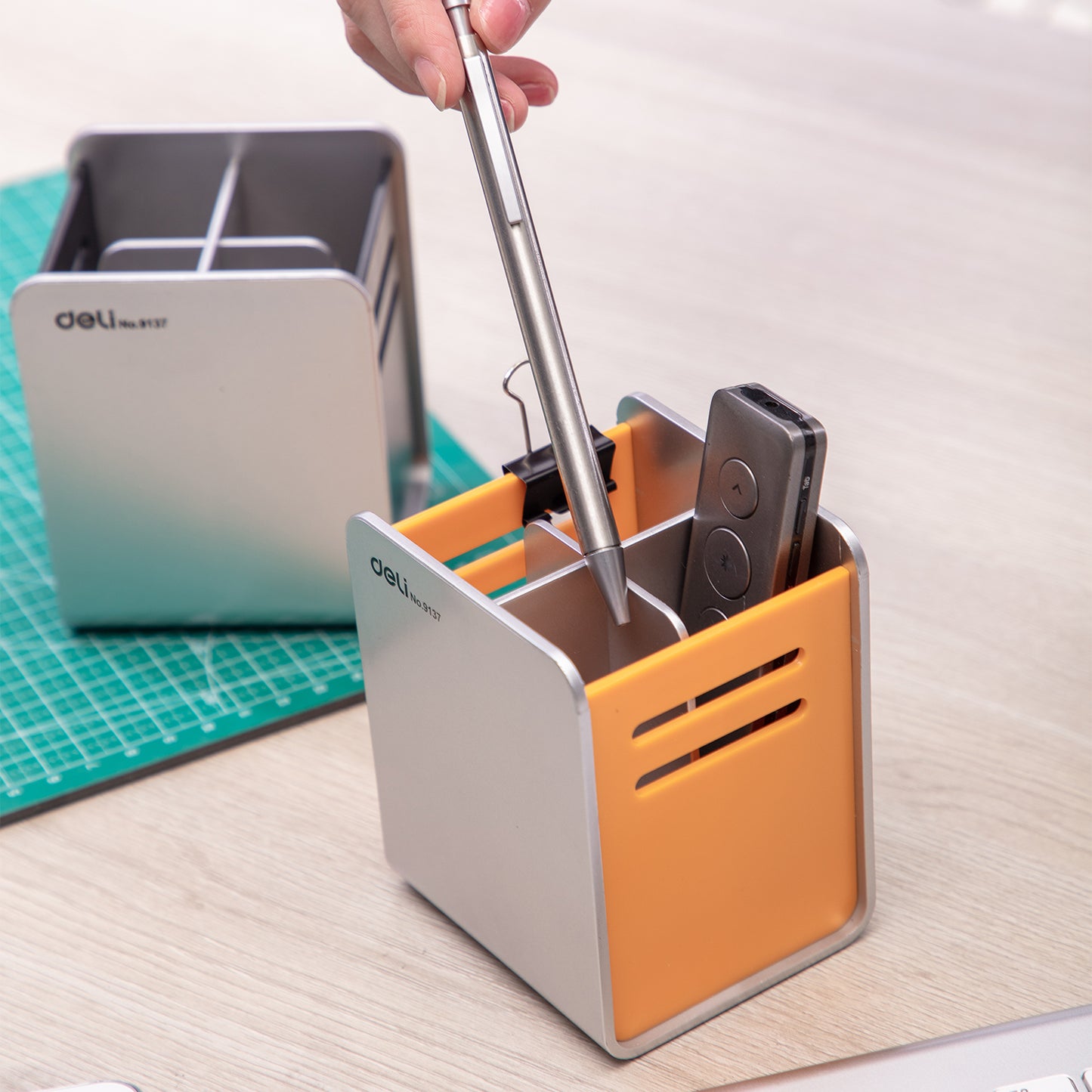 Deli W9137 Pen Stand (Pack of 1, Color May Vary)