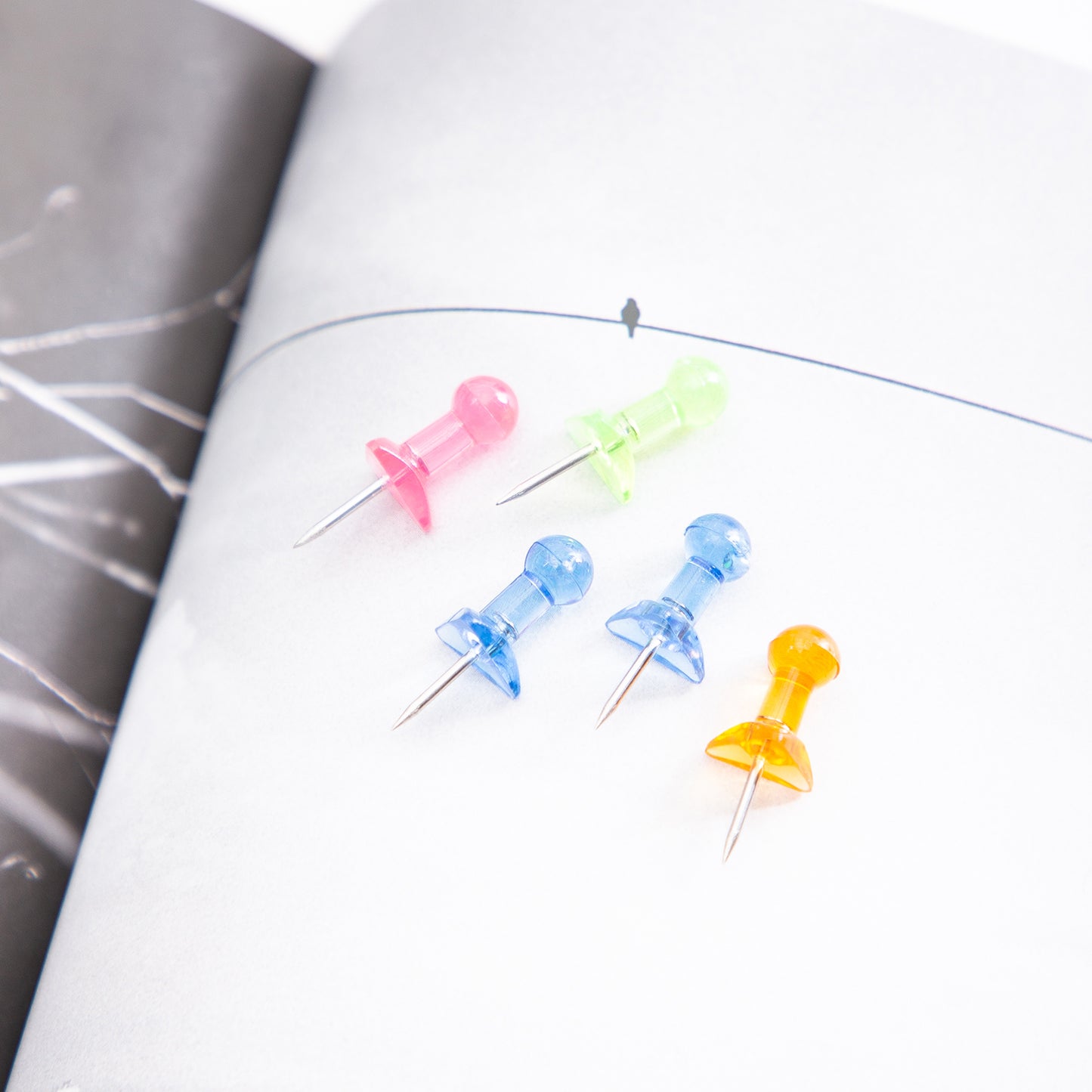 Deli W0030 Transparent Push Pin, Pack of 1 (Multicolor)