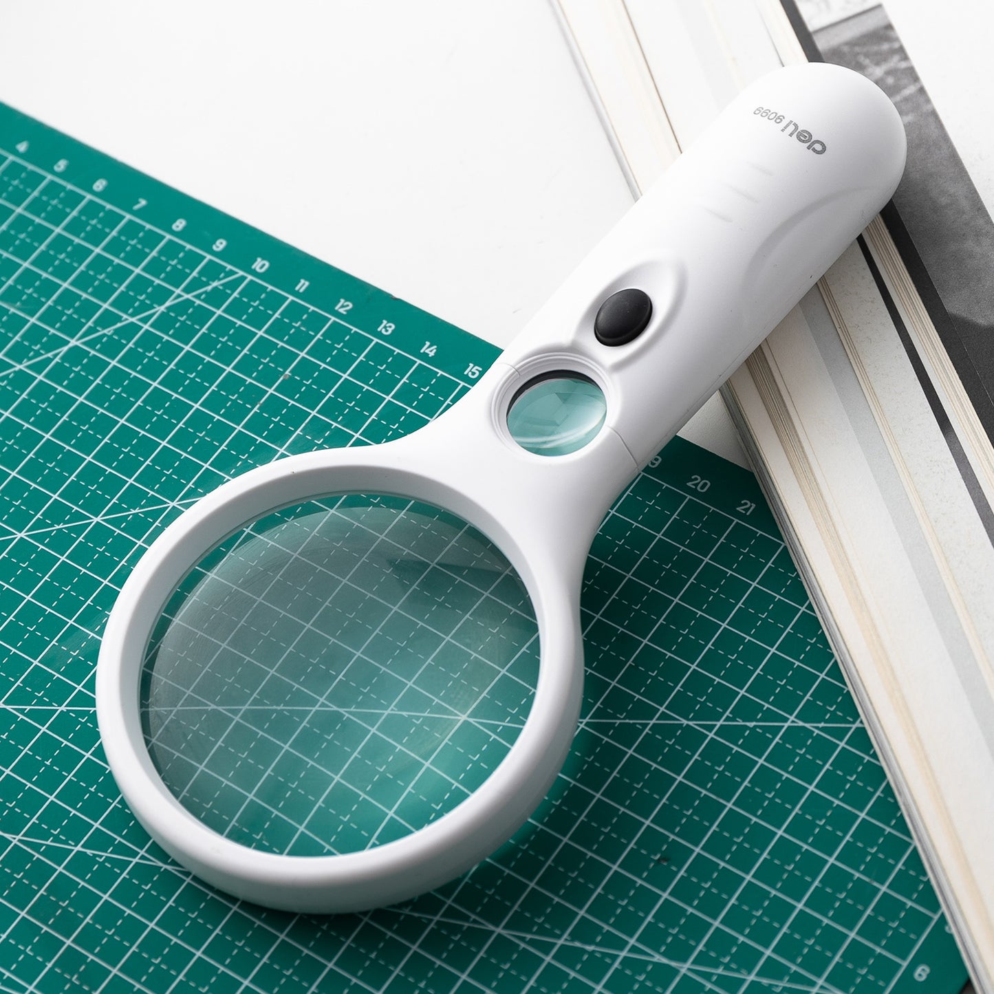 Deli W9099 Pro Series Magnifying Glass with LED (3X 75mm & 11X 28 mm)