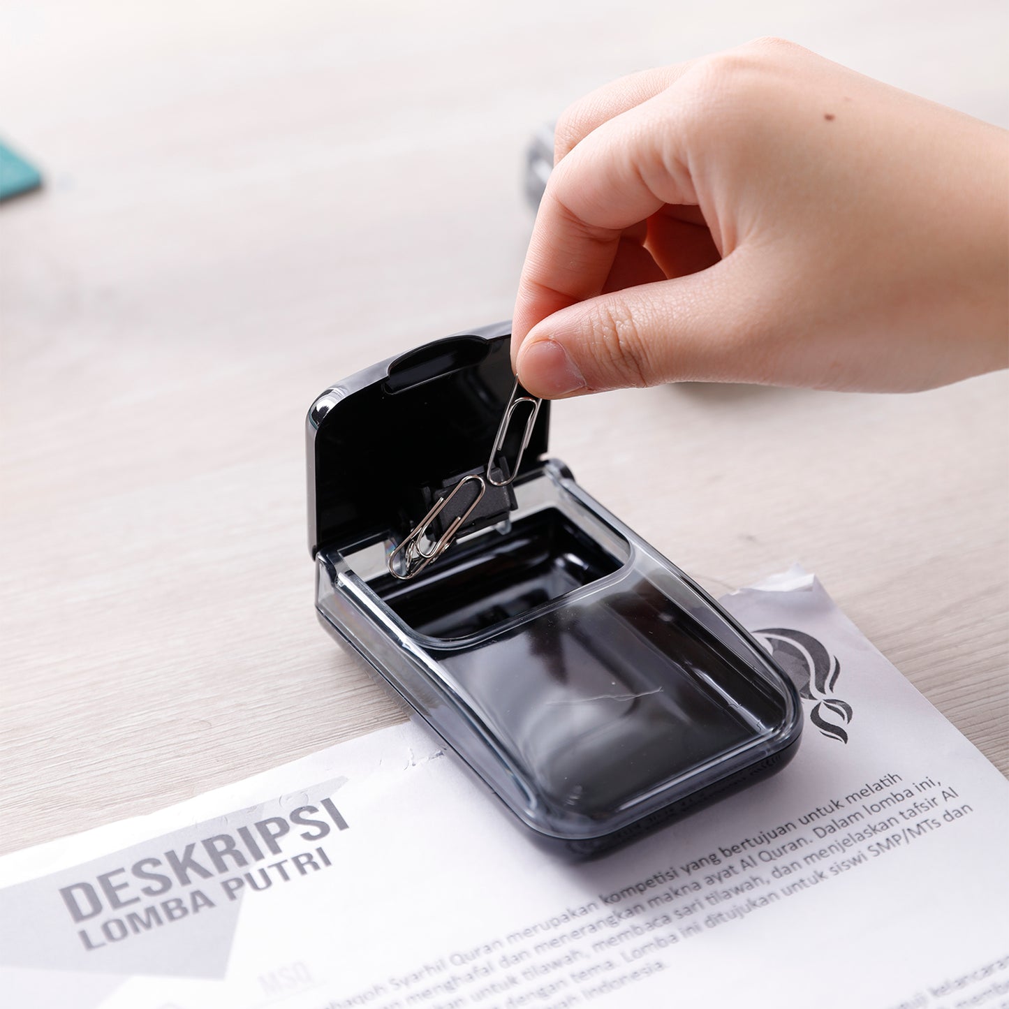 Deli W988 Magnetic Paper Clip Box (Pack of 1)