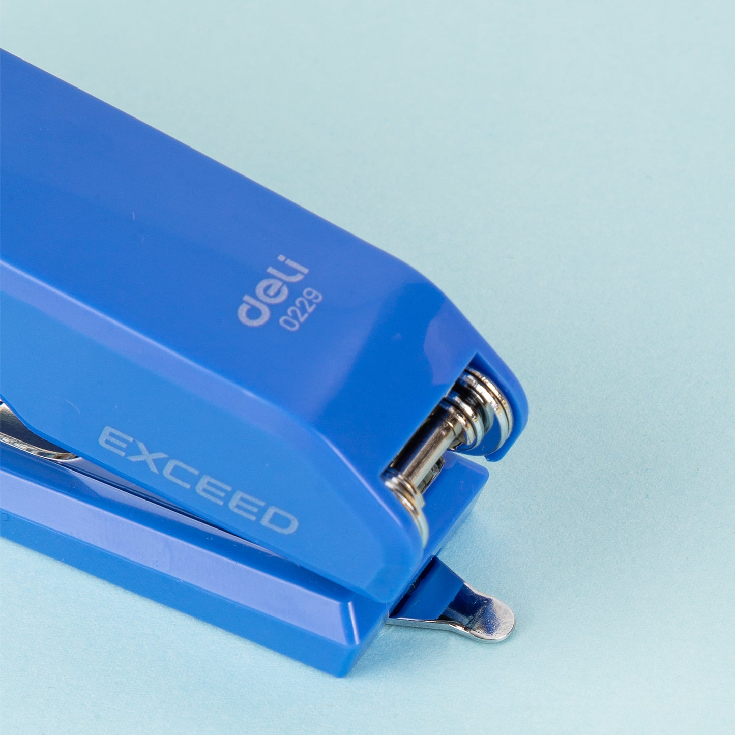 Deli W0229A Office Stapler Set (Color May Vary)