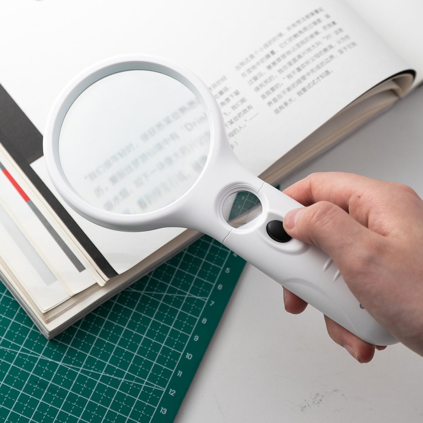 Deli W9099 Pro Series Magnifying Glass with LED (3X 75mm & 11X 28 mm)